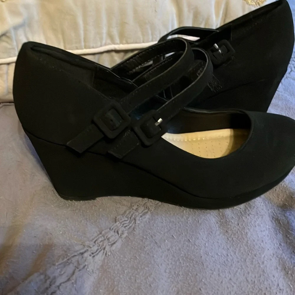 Elegant Black Wedge Heels - Picture 1 of 2